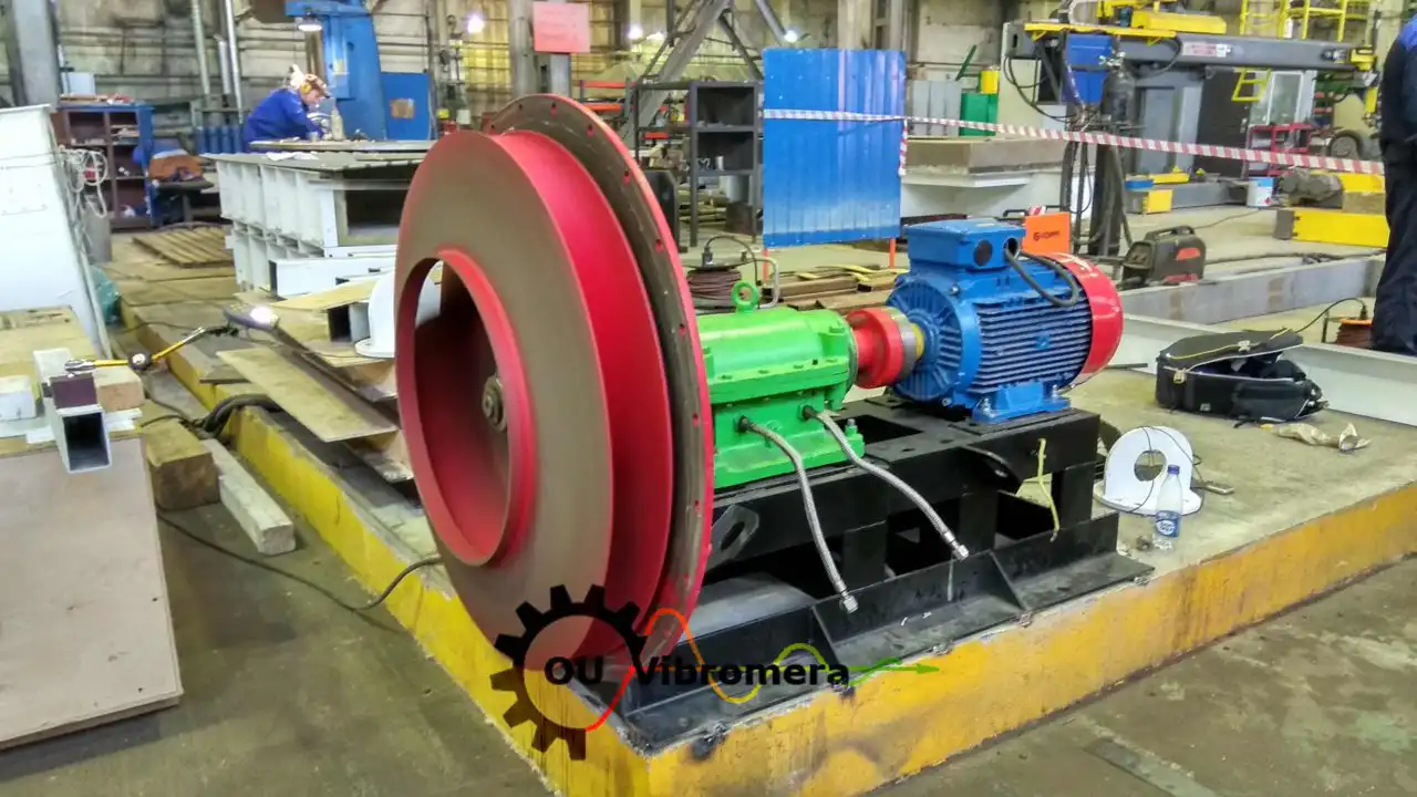 Grande conjunto de polia e motor com sensores de vibração e cabos acoplados para diagnóstico de balanceamento do rotor usando equipamento Vibromera