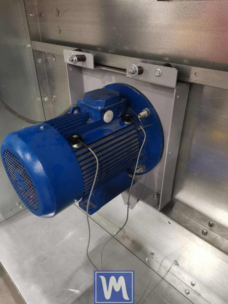 Endüstriyel bir radyal fan için iki düzlemli dinamik dengeleme işlemi. Prosedür, fan pervanesindeki titreşimi ve dengesizliği ortadan kaldırmayı amaçlamaktadır. Balanset-1 Vibromera