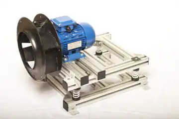 Rotorbalanseringstestrigg med blå elektrisk motor, sentrifugalviftehjul, aluminiumsramme og fjærmonterte vibrasjonsisolasjonsstøtter.