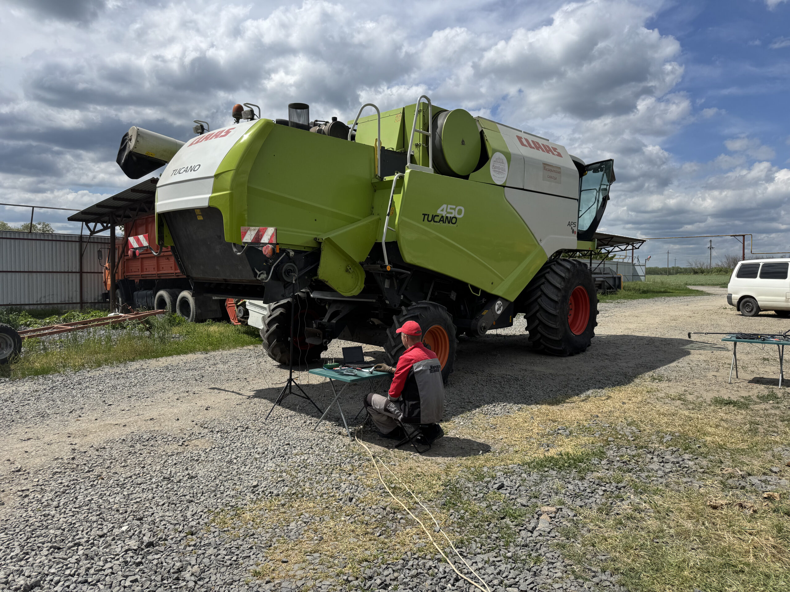Capteur de vibrations monté sur le carter de roulement de la moissonneuse-batteuse lors de la mise en place de l'équilibrage