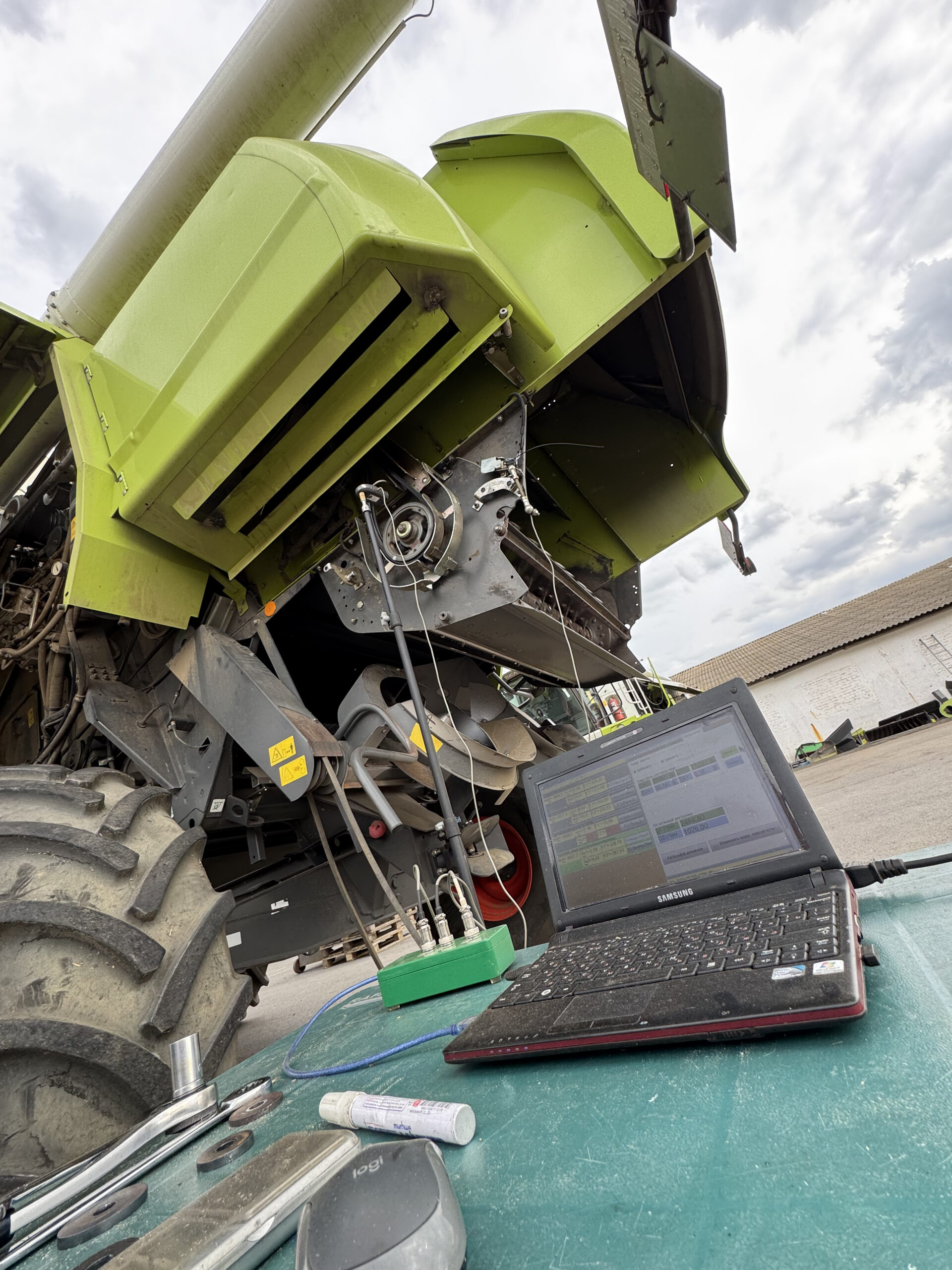 Équilibrage au champ de la moissonneuse-batteuse — ordinateur portable et capteurs installés à côté de la machine