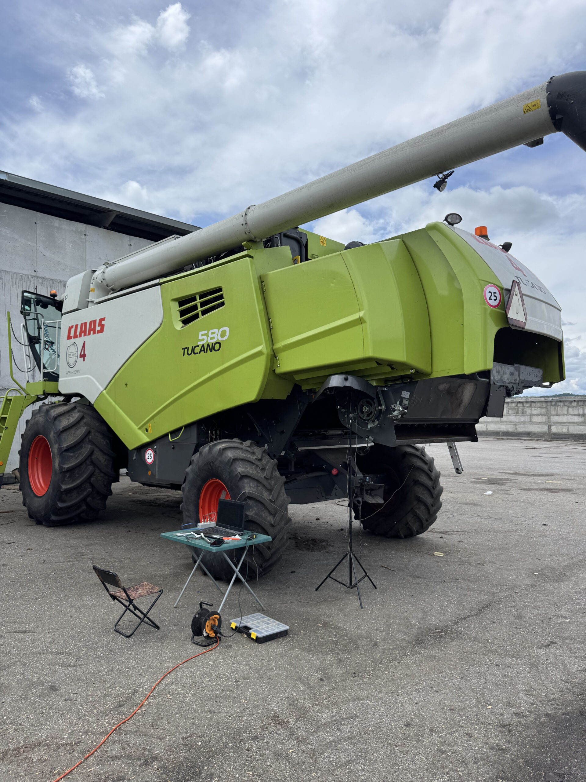 Tachymètre laser positionné pour lire la marque réfléchissante sur l'arbre du rotor de la moissonneuse-batteuse