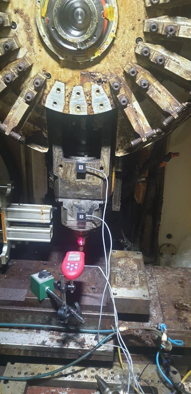 Balanset-1A connecté à la machine CNC lors de l'équilibrage de la broche