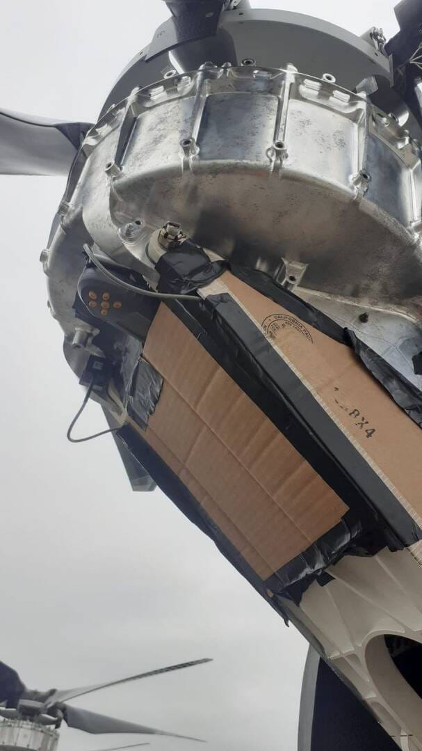 Un parasolar improvizat din carton și bandă