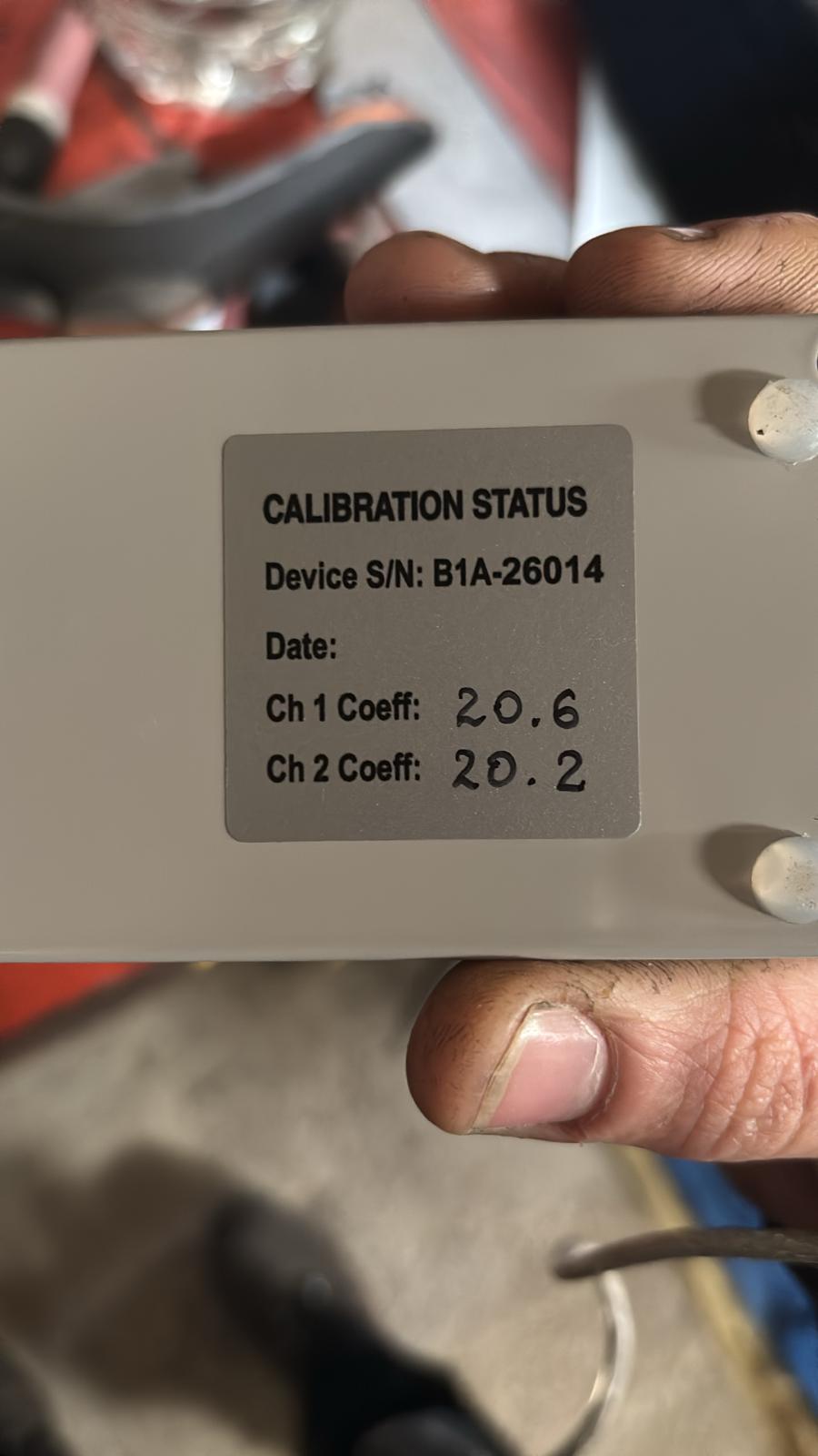 Eticheta cu coeficienții de calibrare de pe partea inferioară a unității